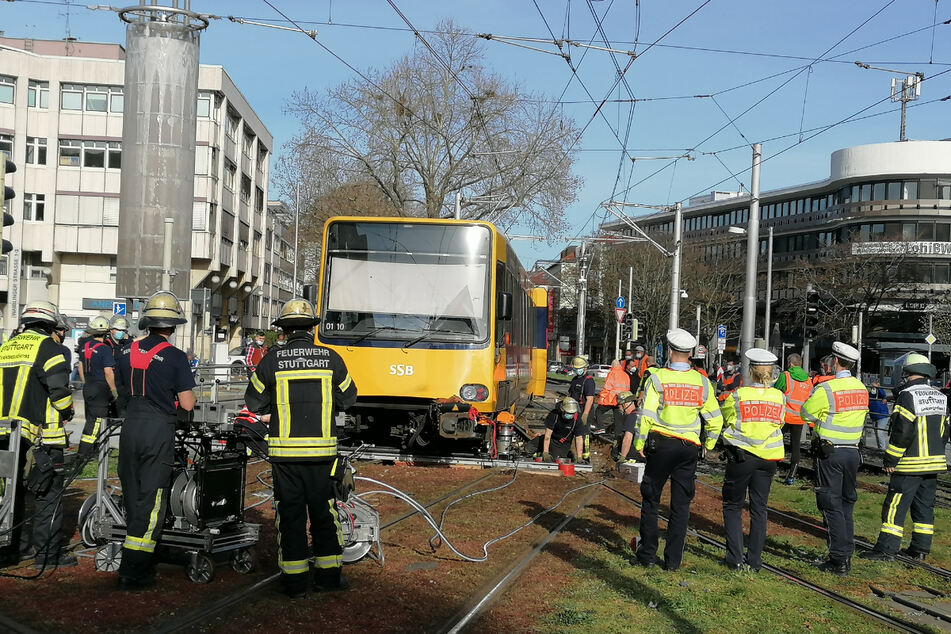 Einsatzkräfte am Sonntag am Wilhelmsplatz.