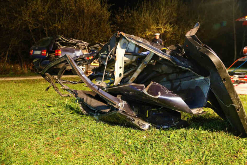 Die Schaufel traf das Auto an der Beifahrerseite.