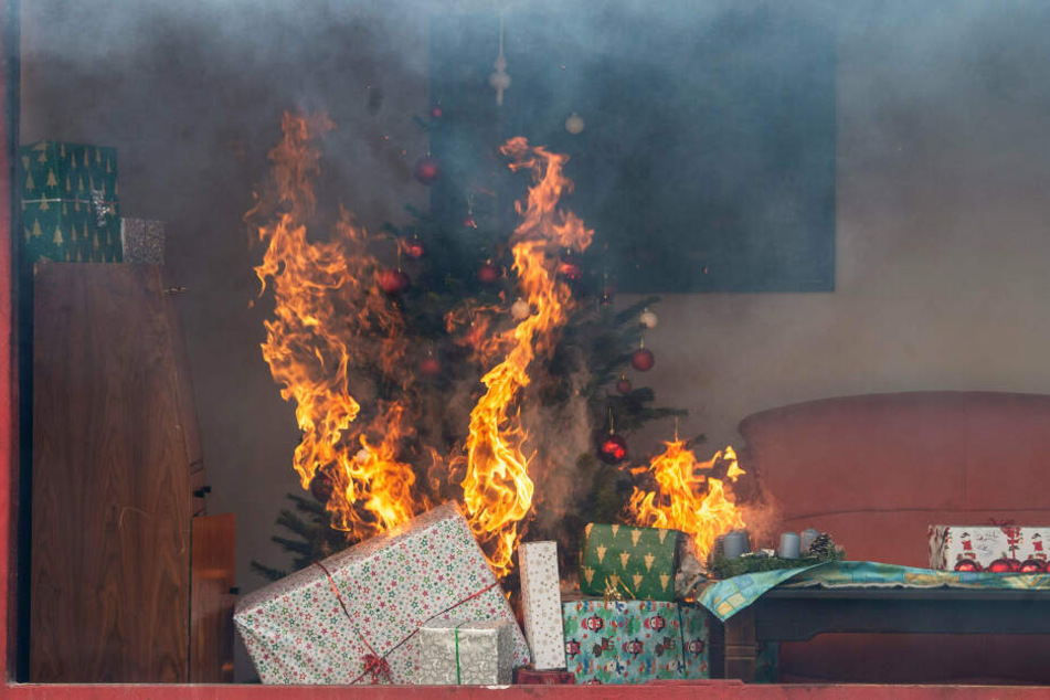 Ein Weihnachtsbaum kann innerhalb weniger Sekunden in Vollbrand stehen.
