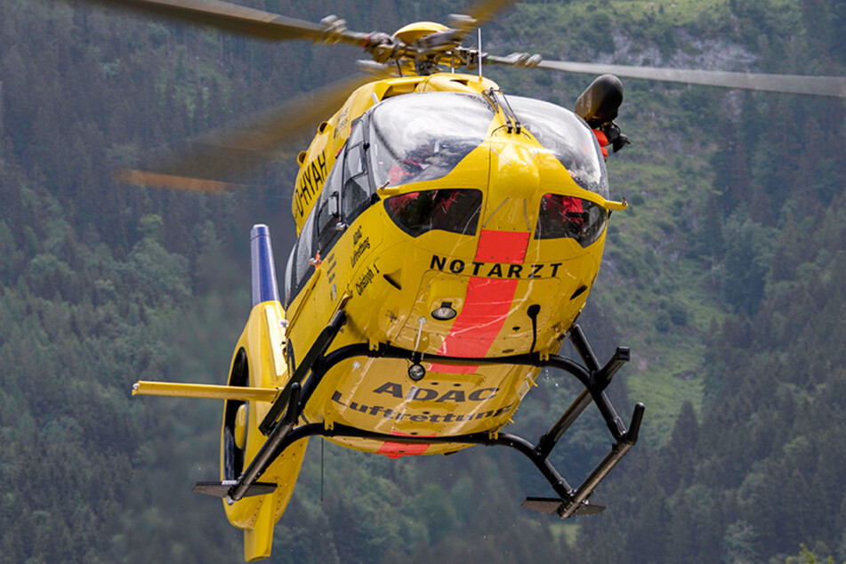 Der Handwerker wurde nach dem schweren Unfall mit einem Rettungshubschrauber in ein Krankenhaus geflogen. (Symbolbild)