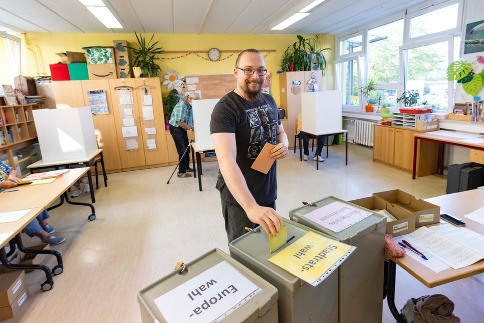 Auch der Dresdner Axel Ballschuh (32) setzte bereits seine Kreuze im Wahllokal auf der Liebstädter Straße 37 (96. Grundschule).