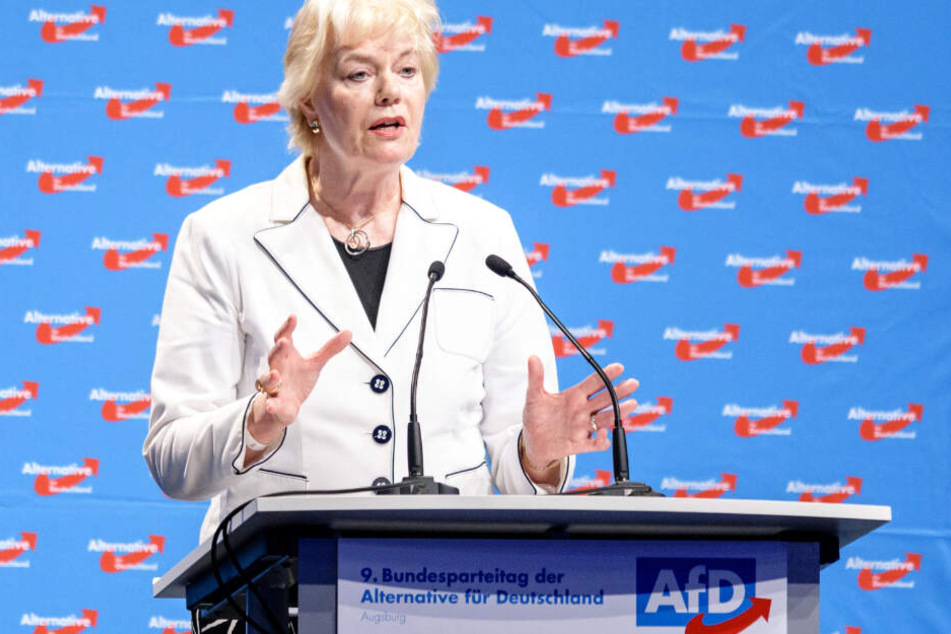 Das Foto zeigt Erika Steinbach bei einer Rede auf dem dem Bundesparteitag der AfD im Juni 2018 in Augsburg.
