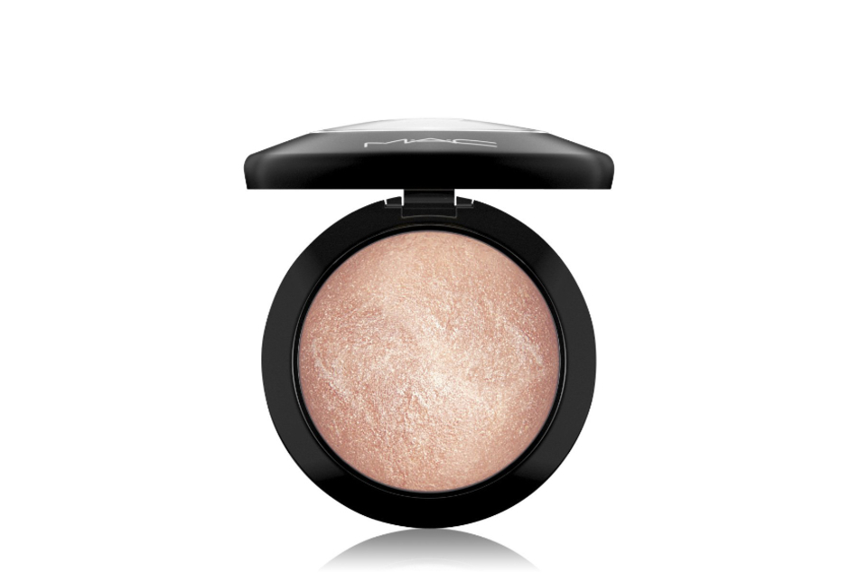 Der Highlighter von MAC schimmert ganz natürlich.