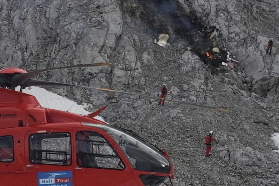 Rettungskräfte stehen an der Unfallstelle im Wettersteingebirge.