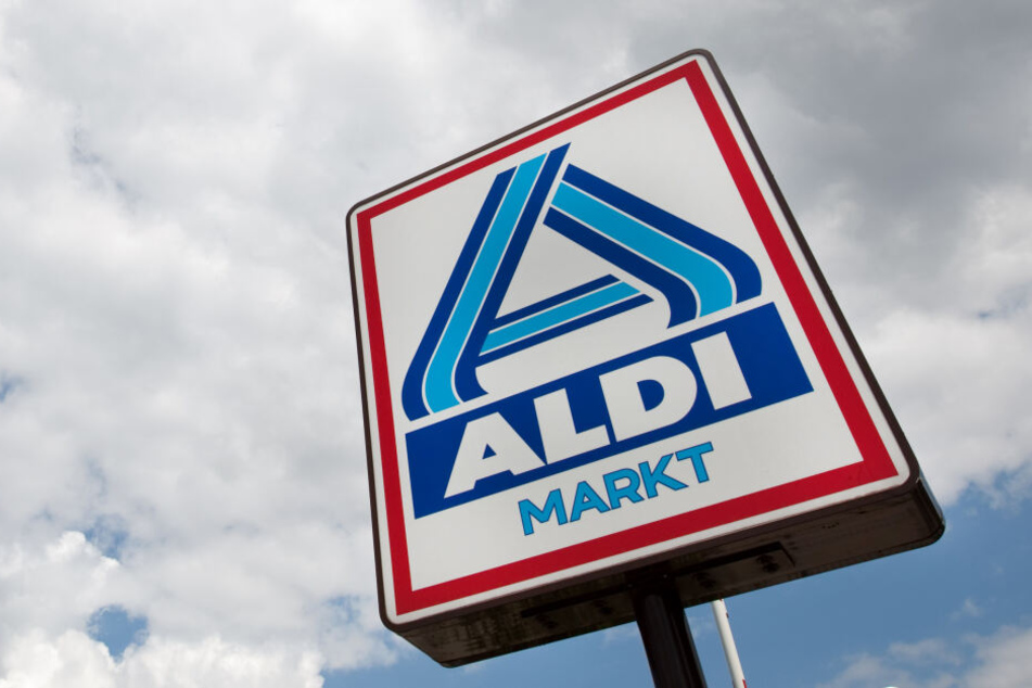 Ein Schild an einer Aldi-Filiale.