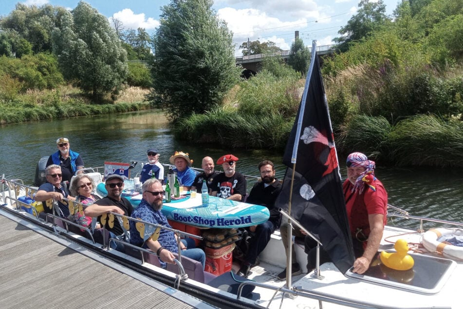 Auf dem Wasser tummeln sich allerlei Gefährte.