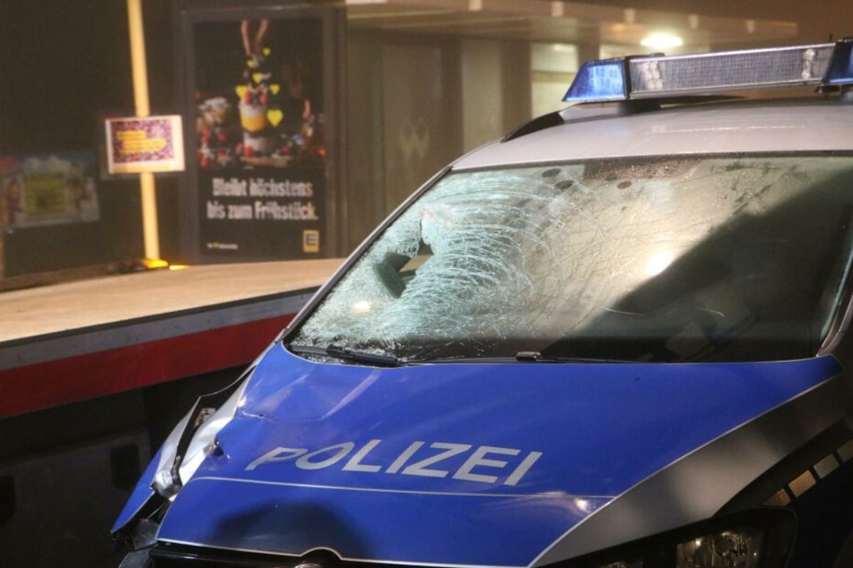 Ein Polizeifahrzeug fuhr einen Mann in Marzahn an. Er starb.