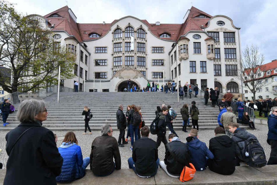 Jedes Jahr versammeln sich viele Menschen vor dem Gymnasium um den opfern zu gedenken.