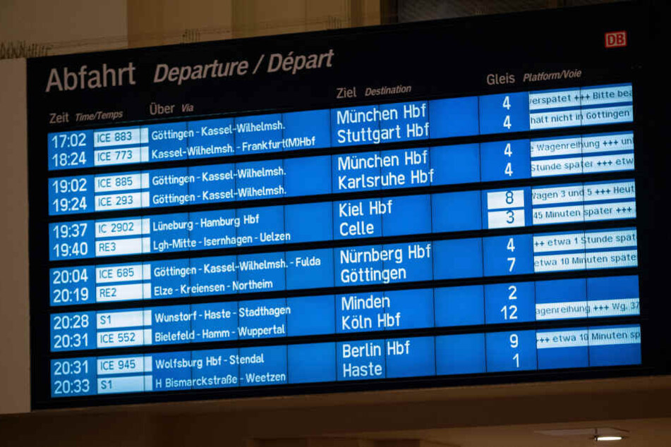 Auf dem Display im Bahnhof werden nach einem Sturm verspätete Züge angezeigt.