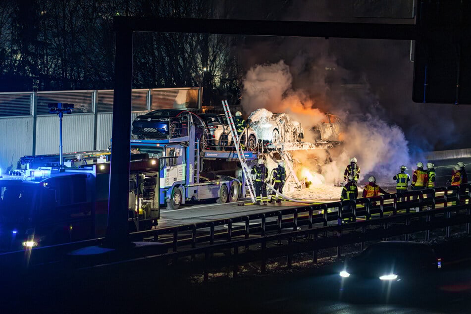 Wieso die E-Autos auf dem Transporter plötzlich Feuer fingen, ist bislang noch nicht geklärt.