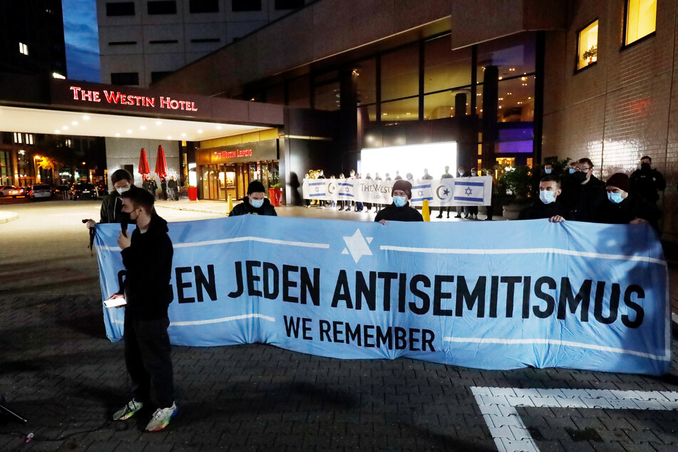 Vor dem Hotel hatten sich noch am Abend der Veröffentlichung der Vorwürfe Hunderte Menschen spontan zu einer Demo zusammengefunden, ohne belegbare Hintergründe zu kennen.