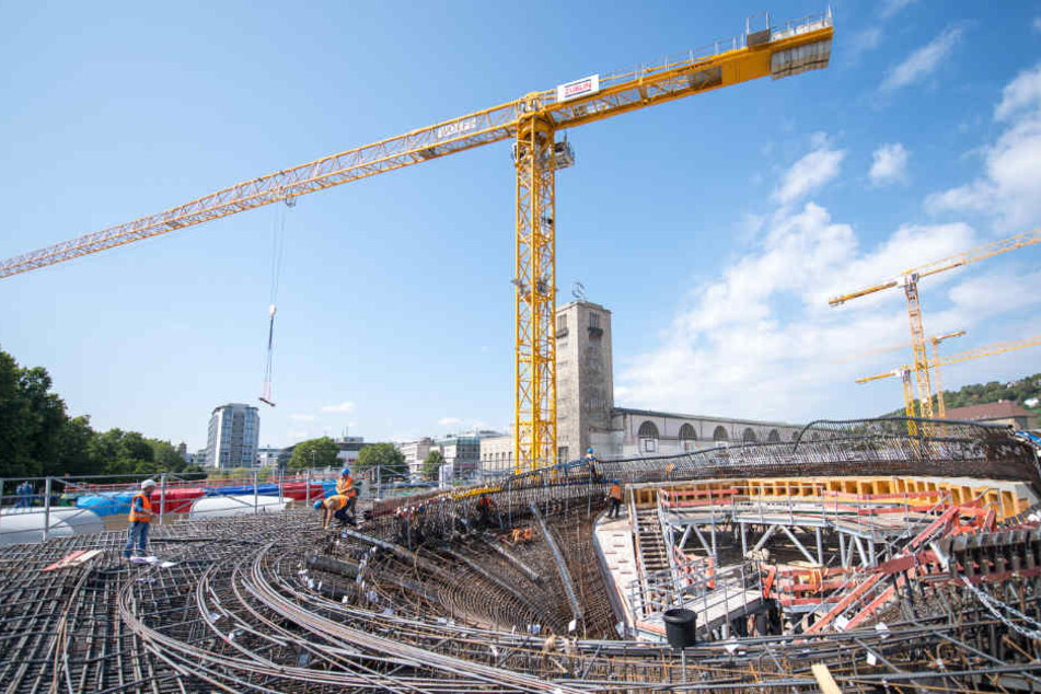 Eisenflechter sind derzeit auf der Großbaustelle mit der ersten von insgesamt 28 Kelchstützen beschäftigt.