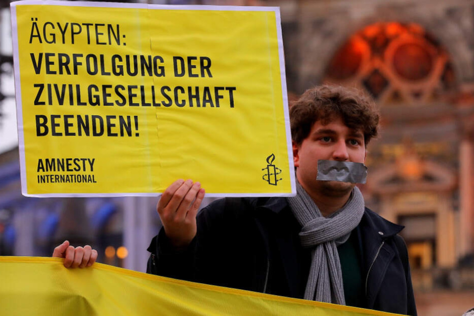 Wassily Nemitz (26) von "Amnesty International" protestierte am gestrigen Freitag vor der Semperoper gegen die Diktatur in Ägypten.