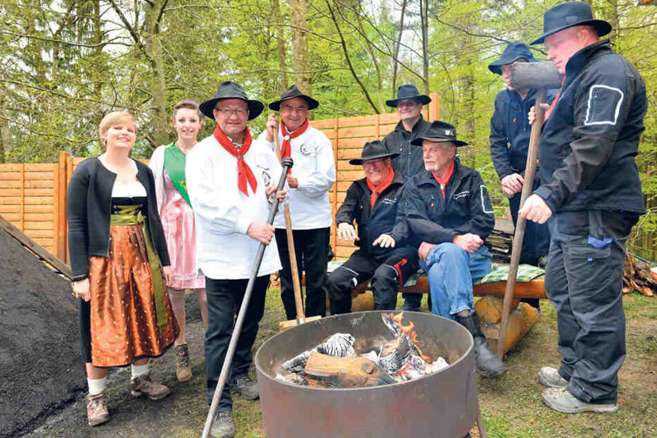 In Waschleithe wird die Tradition gewahrt: An der Köhlerhütte Fürstenbrunn raucht seit Sonntag wieder der historische Meiler.