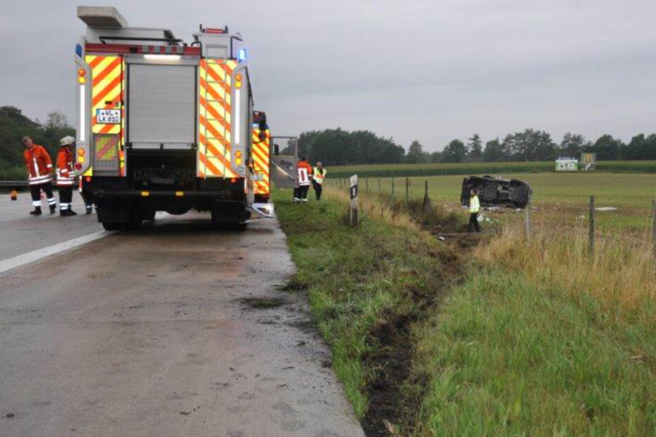 Der Wagen überschlug sich mehrfach auf einem Acker an der A7.