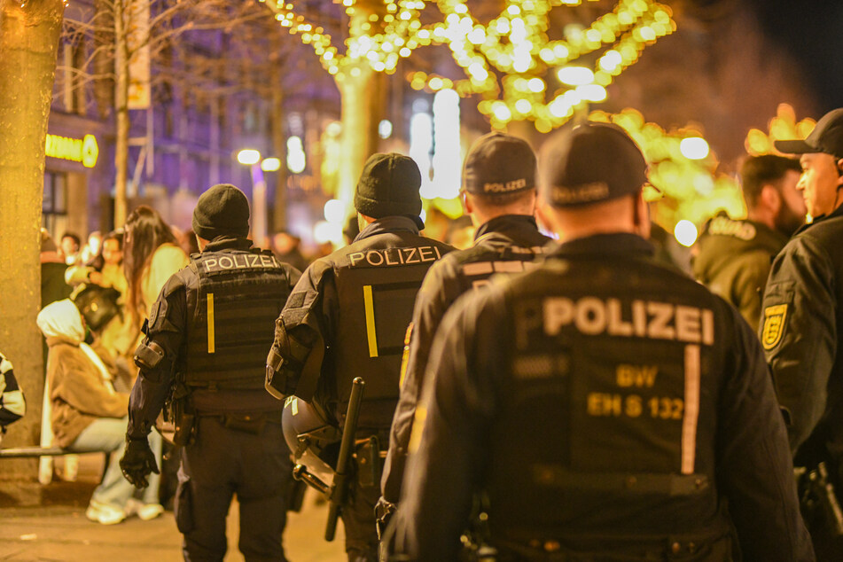 In Freiburg wurden Polizisten mit Feuerwerkskörpern angegriffen. (Symbolbild)