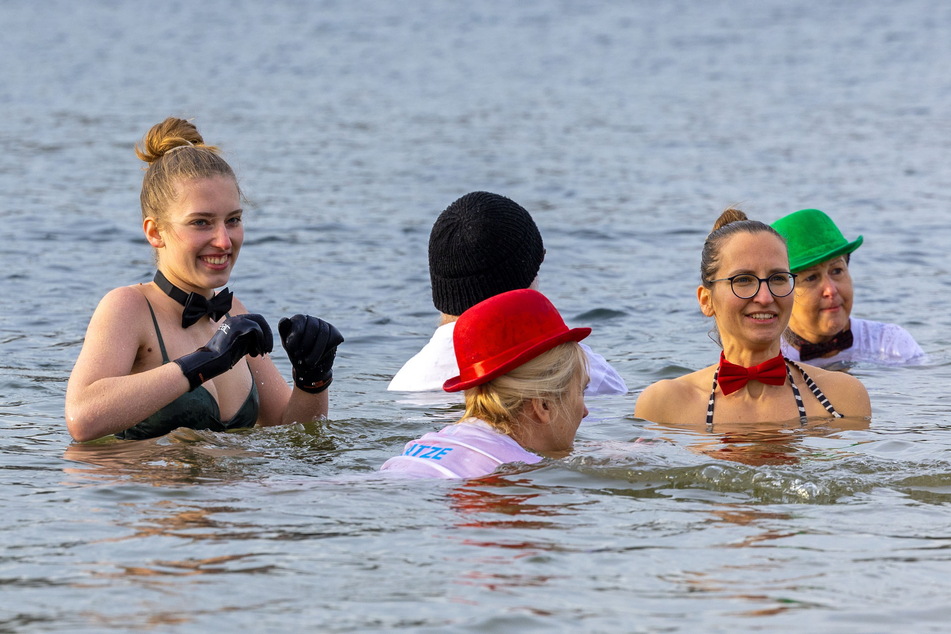 Bei drei Grad im Wasser und 15 Grad an der Luft war das Neujahrsschwimmen 2023 ein besonderes Erlebnis.