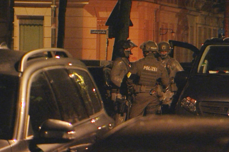 Bis in die Nacht waren die Einsatzkräfte vor Ort.