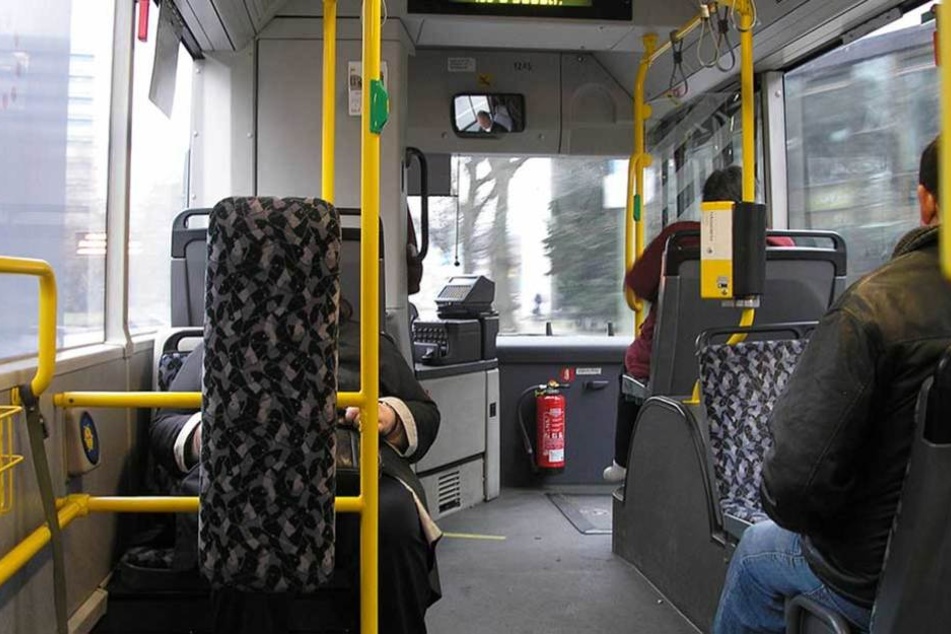 Ein Fahrgast griff den Busfahrer an und schlug ihm ins Gesicht.