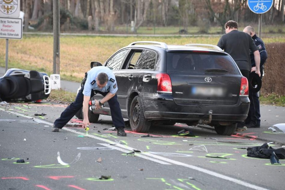 Das Bike schleuderte gegen einen geparkten Toyota.