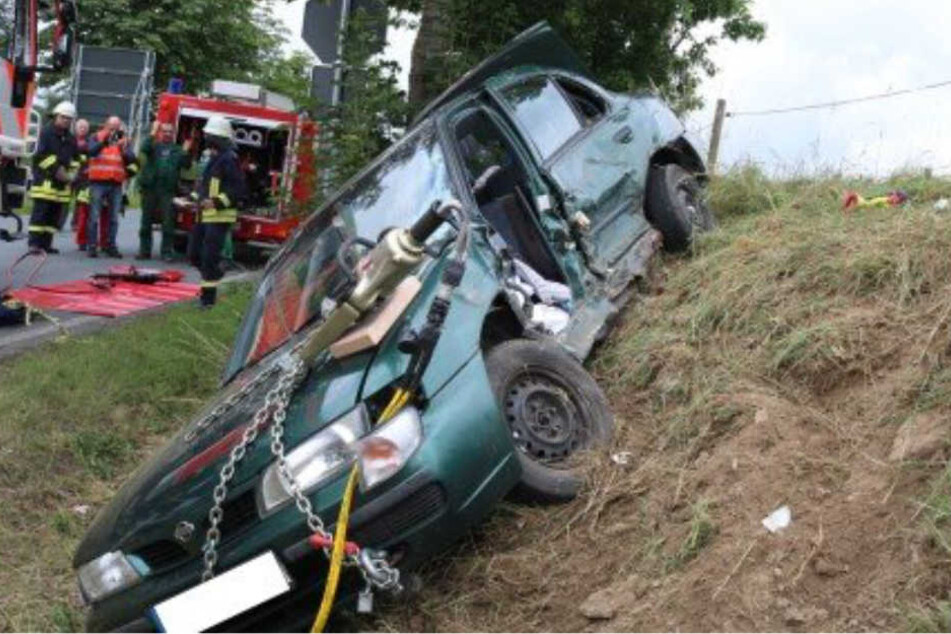 Bei dem Unfall wurde auch eine Person im Auto eingeklemmt.