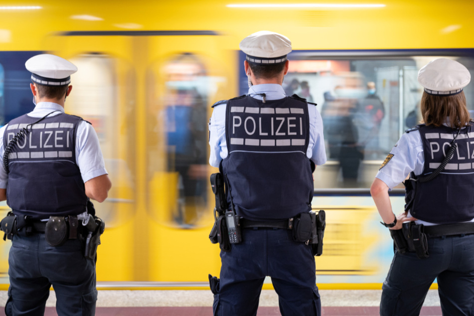 Die Polizei kontrolliert die Corona-Maßnahmen an einer U-Bahn-Station in Stuttgart.