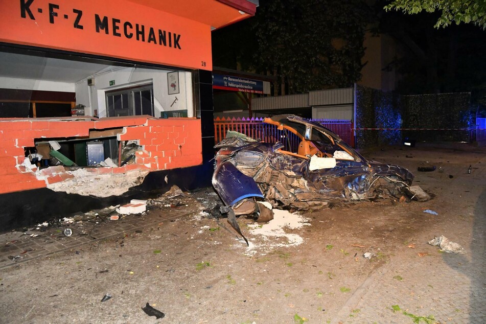 Ein Porsche Carrera 4S ist in der vergangenen Nacht in Berlin-Hermsdorf in eine Hauswand gekracht.