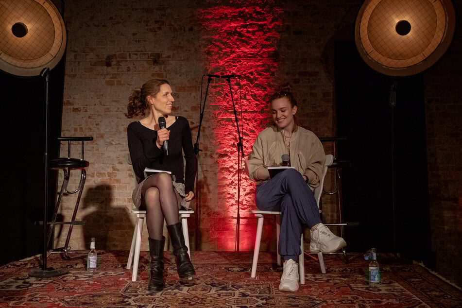 Christine Prayon (51, l.) und Felicia Binger (32) touren mit ihrem Programm "Testzentrum" durch Deutschland. (Archivfoto)