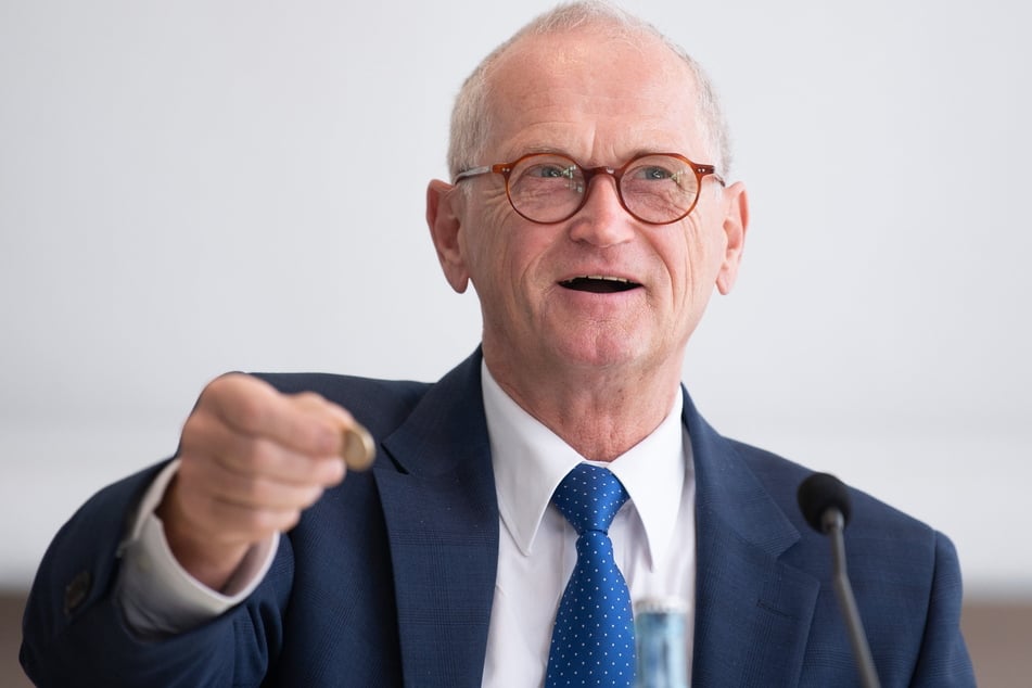 Legt den Finger dahin, wo's der Staatsregierung wehtut: Karl-Heinz Binus (66), Noch-Präsident des Sächsischen Rechnungshofs.