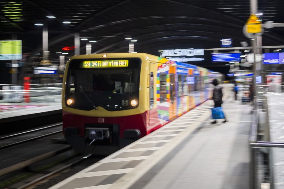 Die S9 fährt wegen einer Signal-Störung nur zwischen Flughafen BER und Treptower Park sowie Charlottenburg und Spandau.