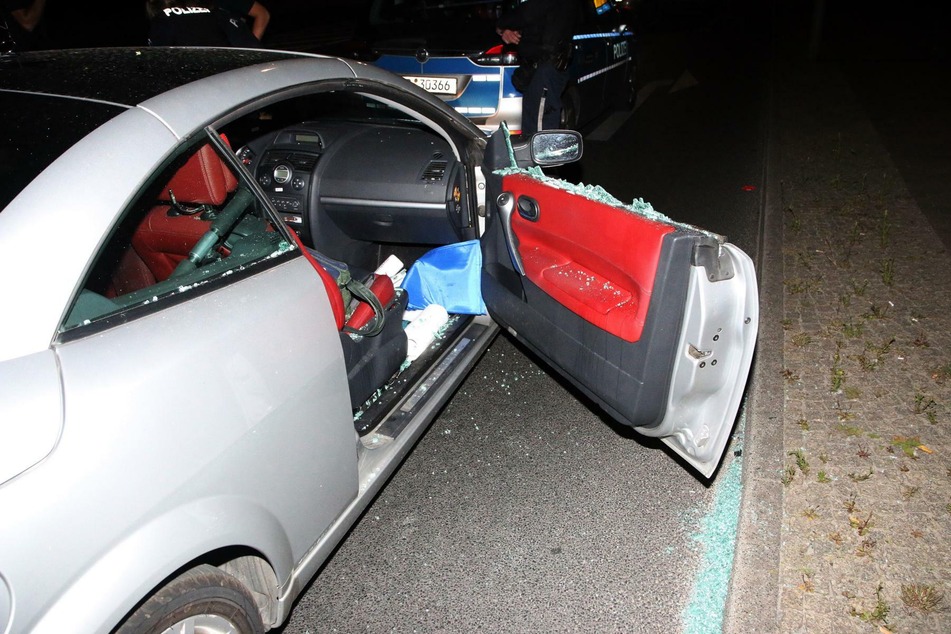 Eine Frau ist in der vergangenen Nacht mit ihrem Cabrio vor der Polizei geflohen.