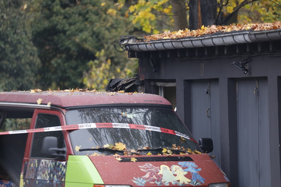 Die Polizei hat den Fundort an der Garage mit einem Band abgesperrt.