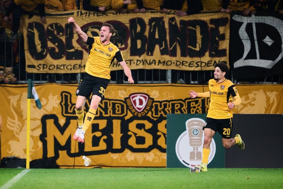 Nach dem 2:0 von Christoph Daferner (l.) gibt es in Dresden kein Halten mehr.