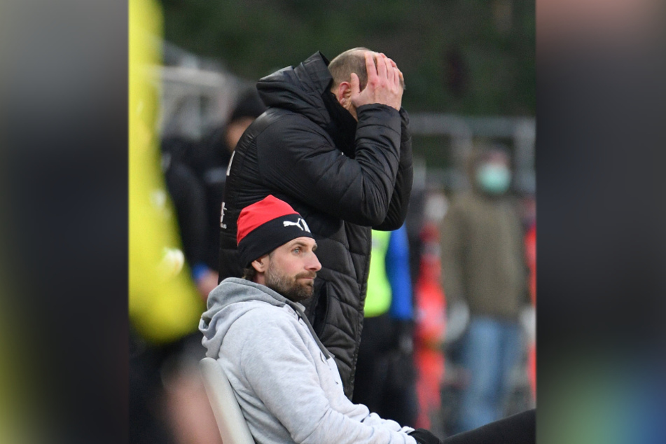 FSV-Coach Joe Enochs schlug enttäuscht die Hände vors Gesicht.