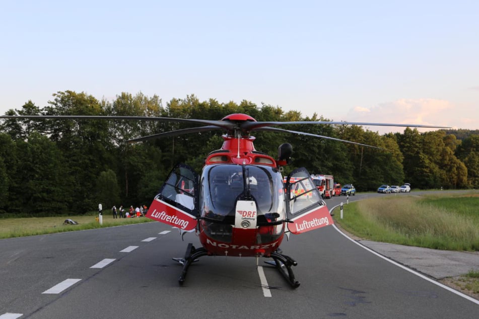 Ein Rettungshubschrauber brachte den verletzten Motorradfahrer in eine Klinik.