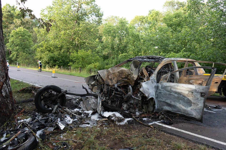 Der Ford war nach der Kollision mit dem Baum in Brand geraten. Ob der Fahrer (71) sich zu diesem Zeitpunkt noch im Auto befand, war zunächst unklar.