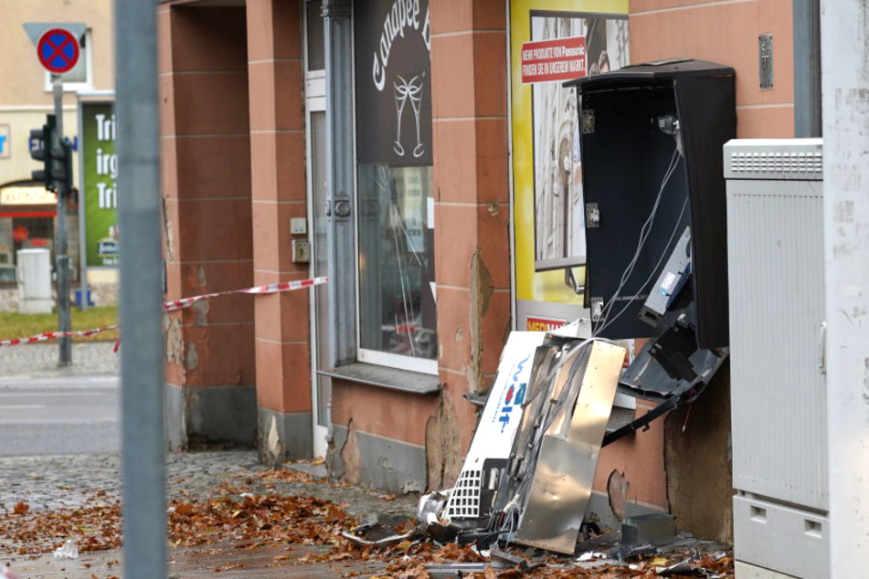 Durch eine Explosion wurde der Zigarettenautomat in der Bautzner Lauenstraße komplett zerstört.