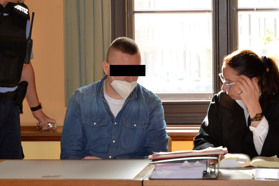 Patryk O. (32) auf der Anklagebank in Görlitz im Gespräch mit seiner Anwältin.