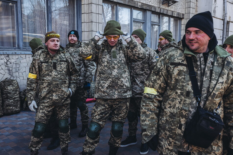 Eine Gruppe Freiwilliger in Kiew - vielen Kämpfern fehlt die Schutzausrüstung.