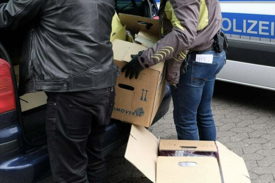 Bei Wohnungsdurchsuchungen in Chemnitz und Umgebung stellte die Polizei mehrere Handys und andere Speichermedien sicher. (Symbolbild)