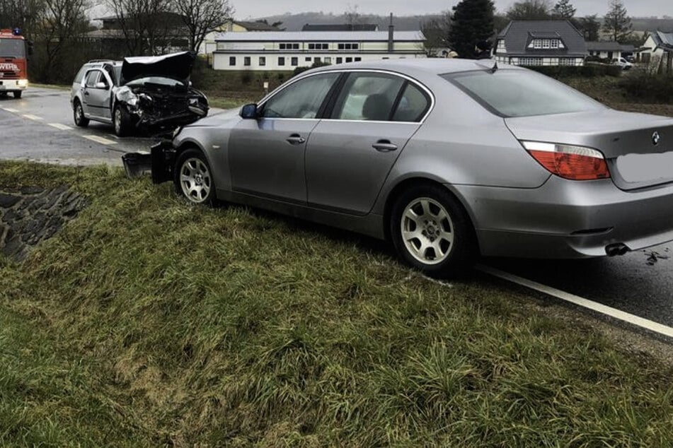 Mercedes kracht beim Überholen frontal in Auto: Zwei Schwerverletzte