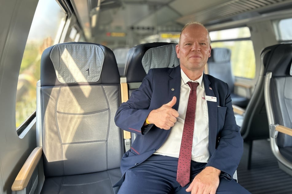 Für die Deutsche Bahn ist auch Peter als Kundenbetreuer im Nahverkehr unterwegs.