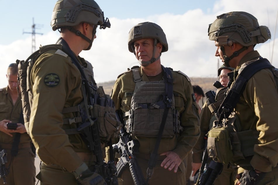 Kommandeur Jehuda Fox (m.), Befehlshaber des israelischen Zentralkommandos, inspiziert mit weiteren ranghohen, israelischen Militärs den Ort eines Autoanschlags.