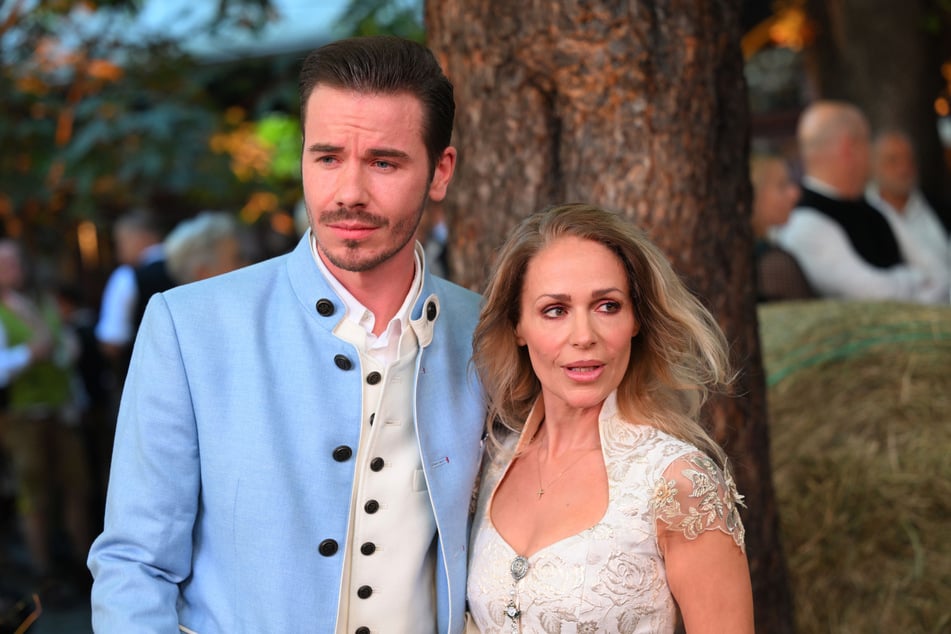 Seit etwas mehr als zwei Jahren ist Michelle (53) mit ihrem 25 Jahre jüngeren Partner Eric Philippi (28) zusammen.