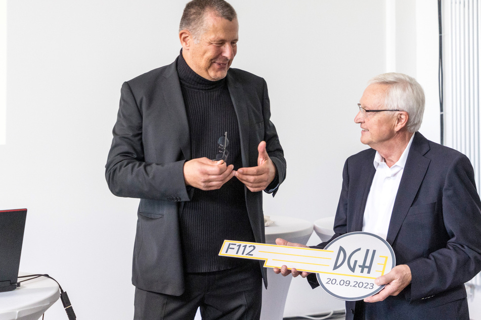 Architekt Heiko Gebhard (59, l.) übergab dem langjährigen DGH-Chef Friedbert Kirstan (72, r.) gestern den Schlüssel zum Gebäude.