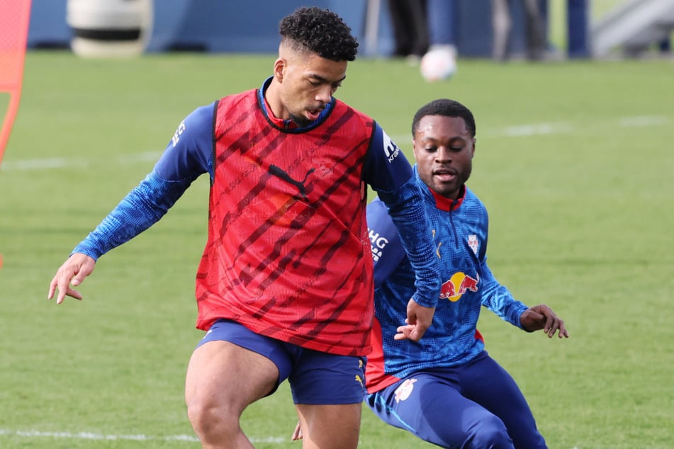 Die Rechtsverteidiger Benjamin Henrichs (29, l.) und Ridle Baku (27) hoffen beide noch auf die WM-Nominierung.