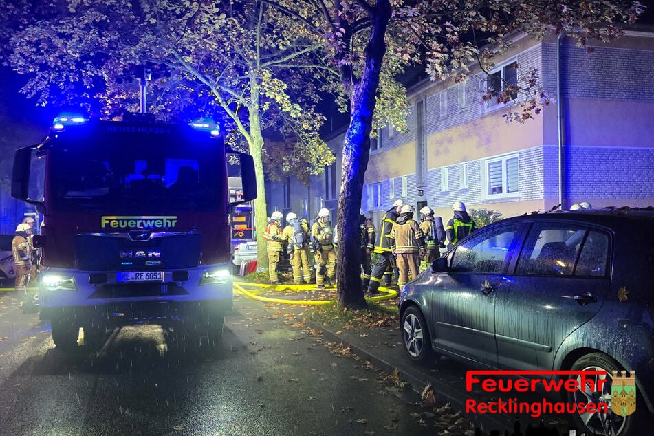 Laut Feuerwehr war die Dachgeschosswohnung wegen des Rauchs nicht mehr bewohnbar.