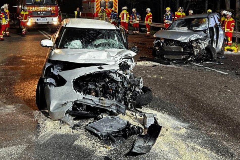 Frontal-Crash mit zwei Schwerverletzten: Suzuki gerät auf Gegenfahrbahn und kracht in Hyundai