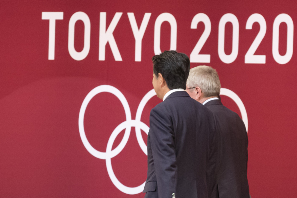 Der Präsident des Internationalen Olympischen Komitees (IOC), Thomas Bach (r), und der japanische Premierminister Shinzo Abe.