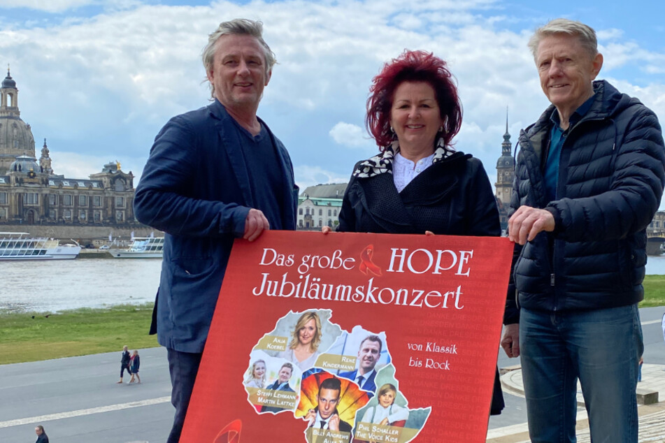 "In Dresden hält man zusammen!" Die Organisatoren rund um die HOPE-Gala haben am Dienstag das Programm vorgestellt: Filmnächte-Macher Matthias Pfitzner (54, li.), Viola Klein (63) und Filmnächte-Macher Johannes Vittinghoff (67).